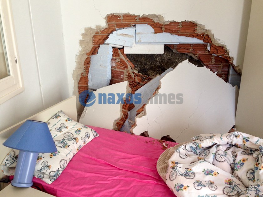 Από θαύμα σώθηκε αγροτική γιατρός όταν βράχος καταπλάκωσε το κρεβάτι της - ΦΩΤΟ