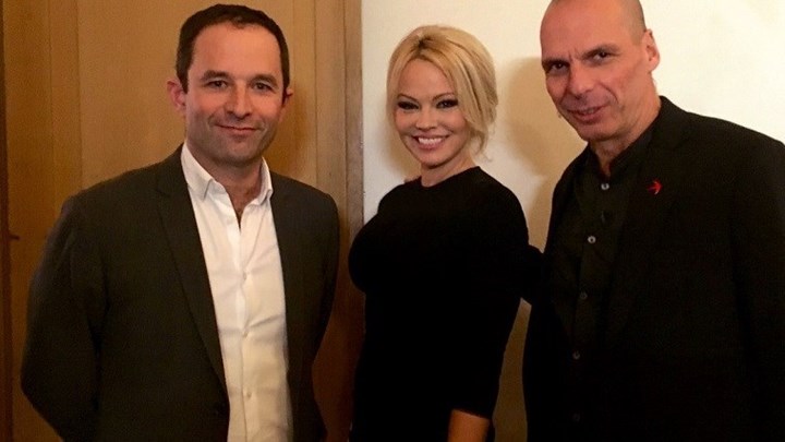 Στην εκδήλωση Βαρουφάκη η Πάμελα Άντερσον - ΦΩΤΟ