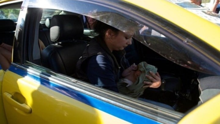 Βιαστικό μωρό γεννήθηκε μέσα σε ταξί - ΒΙΝΤΕΟ