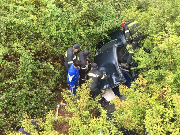 Μητέρα οδηγός έπεσε σε γκρεμό με τα δυο παιδιά της! – Σε εξέλιξη επιχείρηση διάσωσης