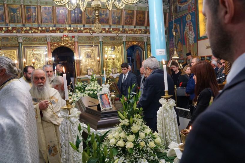 Αχαΐα: H συγκινητική στιγμή αποχαιρετισμού του Μιχάλη Φούρα από τον αδελφό του Ανδρέα - ΦΩΤΟ