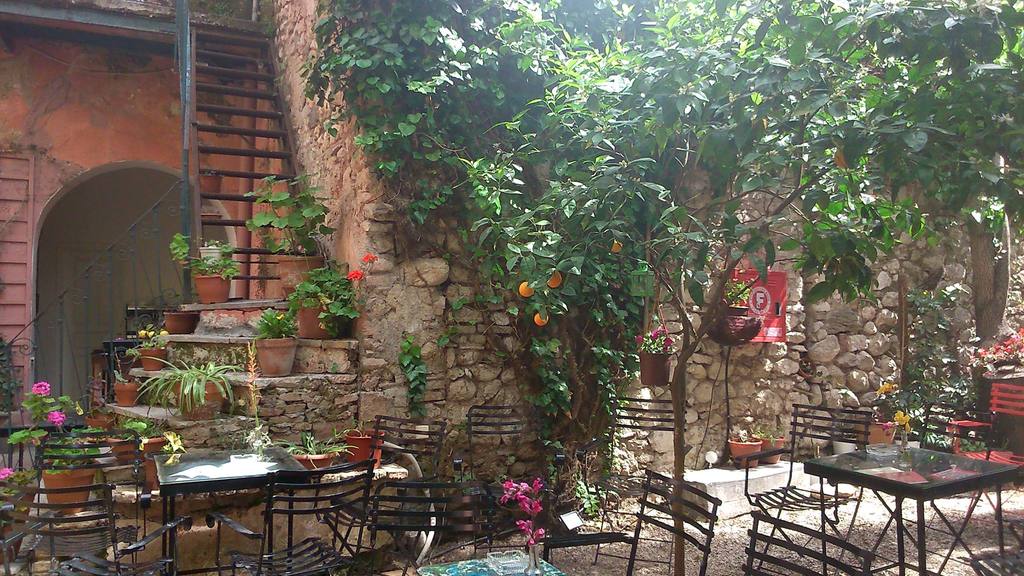 Πολύεδρο: Συνεχίζεται με επιτυχία η εβδομάδα ποίησης