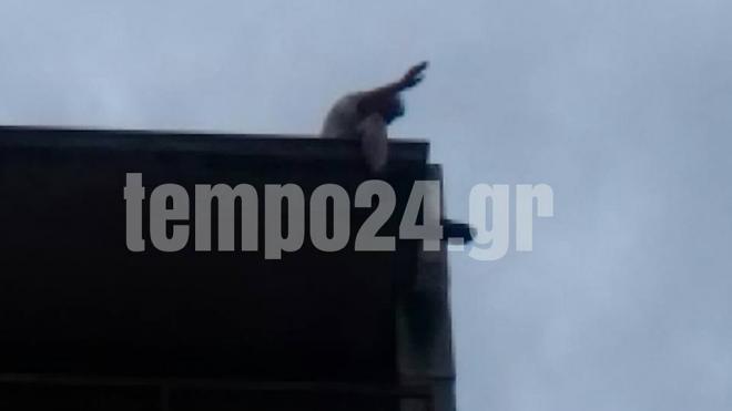 Πάτρα: Συναγερμός αργά το βράδυ - Άνδρας απειλούσε να πέσει στο κενό