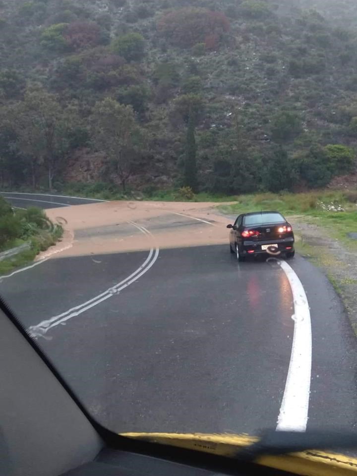 "Φούσκωσε" ποτάμι στη Βιάννο - Παρασύρθηκαν δύο αυτοκίνητα
