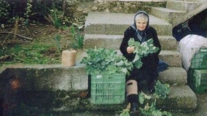 Συγκινούν τα λόγια της γιαγιάς που παραπέμπεται σε δίκη γιατί πωλούσε χόρτα