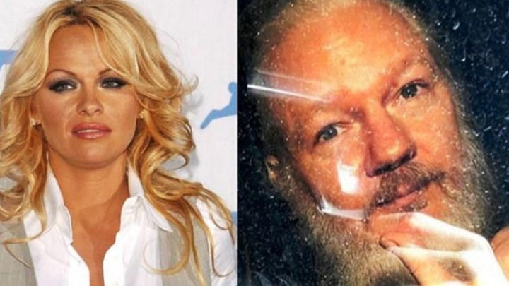 Πάμελα Άντερσον: Ήρωας ο Ασάνζ - Στηρίξτε το DiEM 25 στις ευρωεκλογές