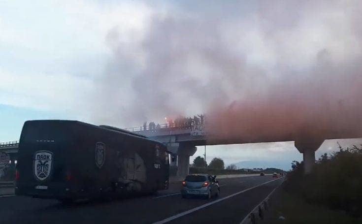 To «μπλόκο» και η αποθέωση των οπαδών του ΠΑΟΚ στο πούλμαν της αποστολής ΒΙΝΤΕΟ