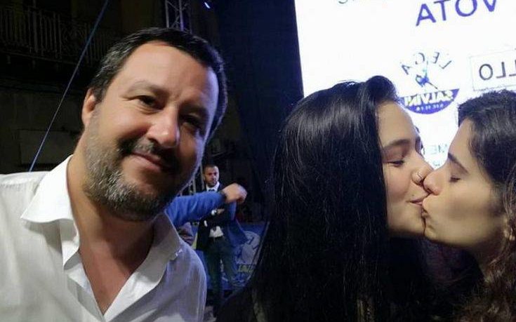 Δύο κοπέλες ζήτησαν selfie από τον Σαλβίνι και φιλήθηκαν στο στόμα δίπλα του