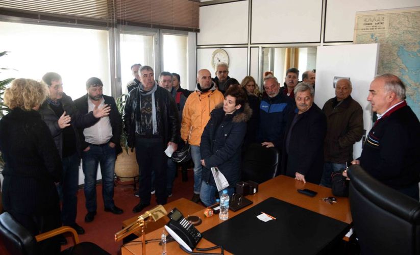 Πάτρα: "Ντου" της δημοτικής αρχής στα γραφεία της ΔΕΗ - Επανασυνδέθηκε το ρεύμα σε οικογένεια με παραπληγικά μέλη