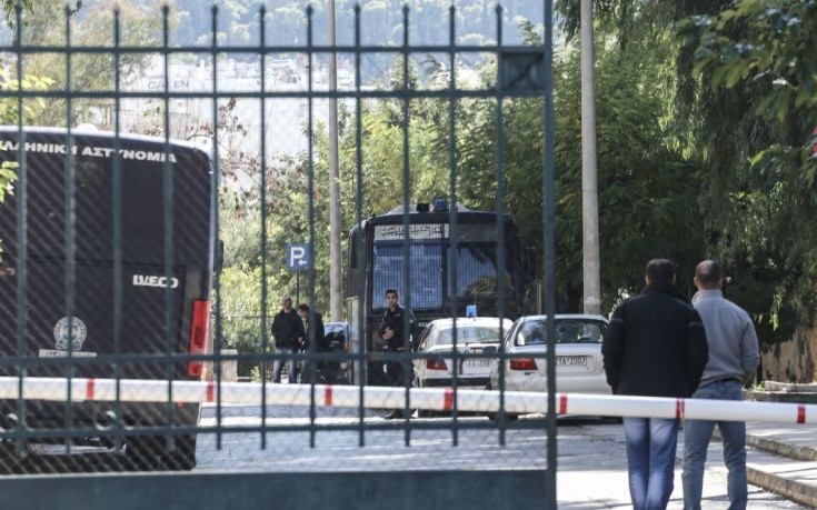 Ρομά απελευθέρωσαν κρατούμενο μέσα από τα χέρια Αστυνομικών στην Ευελπίδων