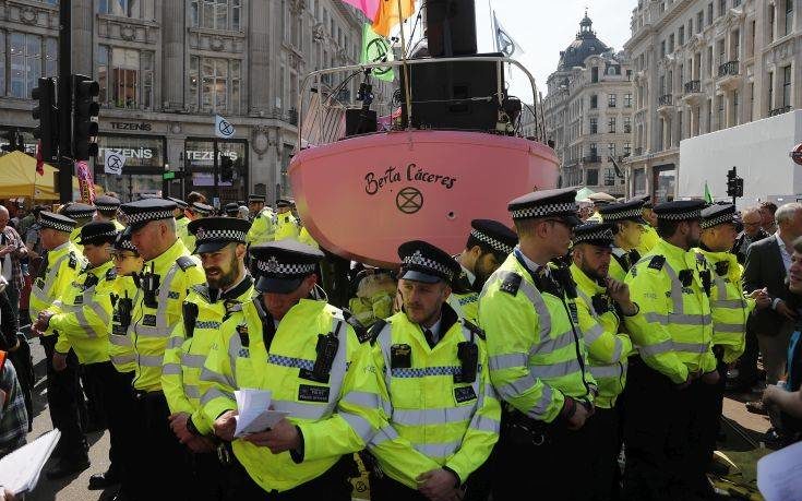 Διαδηλωτές απέκλεισαν την είσοδο στο χρηματιστήριο του Λονδίνου