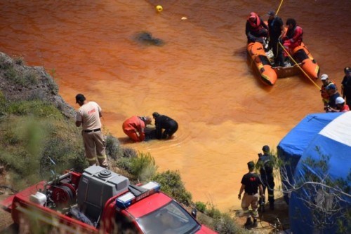 Ανασύρθηκε η πρώτη βαλίτσα από την Κόκκινη Λίμνη