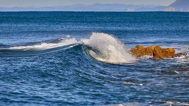 Ασυνήθιστα κρύα για τέτοια εποχή είναι τα νερά των ελληνικών θαλασσών