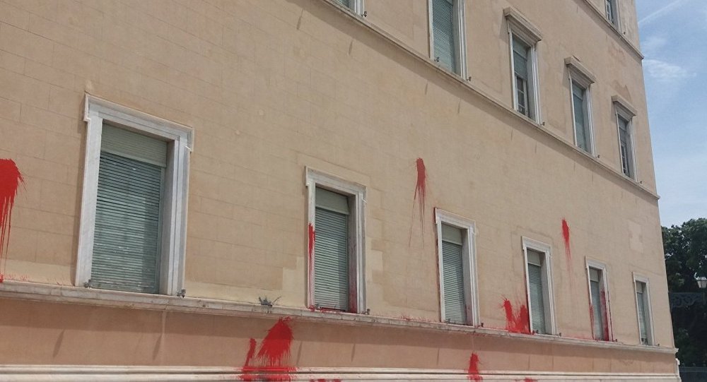 Επίθεση με μπογιές στη Βουλή