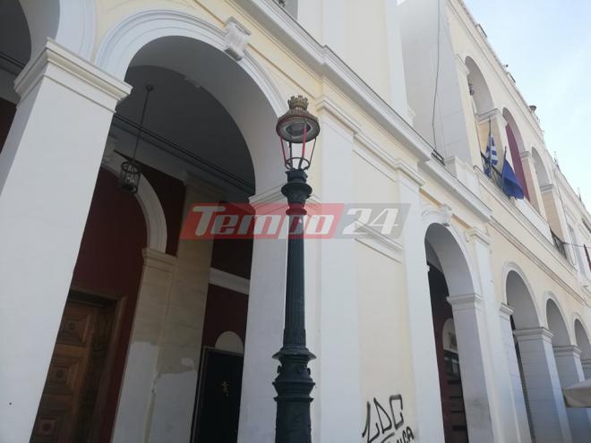 Επιτέλους... άσπρισε το κόκκινο φανάρι μπροστά από το δημοτικό θέατρο της Πάτρας και αποκαθηλώθηκε το καφάσι- ΦΩΤΟ