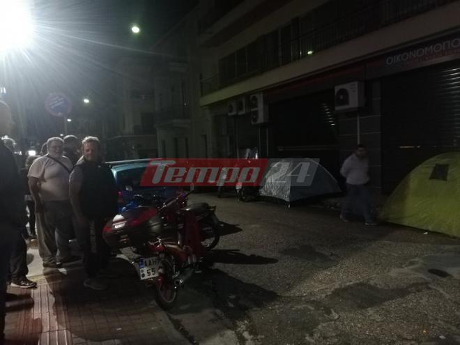 Πάτρα: Δεκάδες συμβασιούχοι "κατασκήνωσαν" τη νύχτα κάτω από τα γραφεία του ΣΥΡΙΖΑ - "Θα μείνουμε εδώ μέχρι να δικαιωθούμε" ΦΩΤΟ