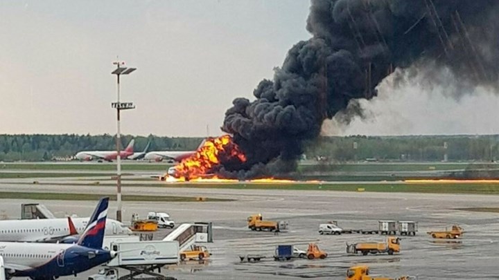 Μόσχα: Δείτε το σοκαριστικό ΒΙΝΤΕΟ που κατέγραψε επιβάτης μέσα από το φλεγόμενο αεροπλάνο