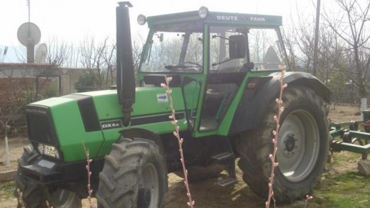 Έπεσε με το τρακτέρ του στο αυτοκίνητο του συγχωριανού του