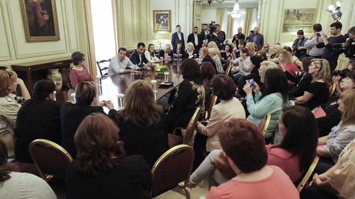 Α.Τσίπρας: Αύξηση 10% στους μισθούς των καθαριστριών σχολείων και ένταξη στα βαρέα και ανθυγιεινά