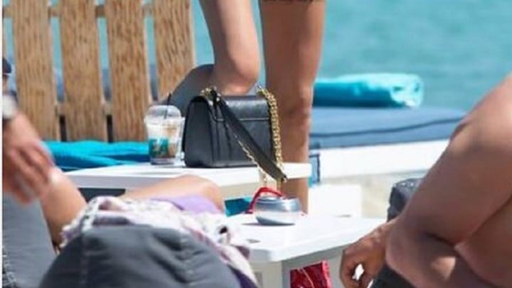 Καλλονή "κόπηκε" από το GNTM αλλά τρέλανε τη Μύκονο με το μικροσκοπικό της μπικίνι - ΦΩΤΟ