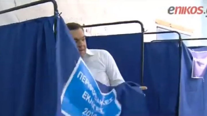 Έφυγε το παραβάν την ώρα που ψήφιζε ο Τσίπρας - ΒΙΝΤΕΟ