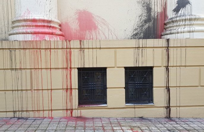 Πάτρα: Επίθεση με μπογιές στο Δικαστικό Μέγαρο