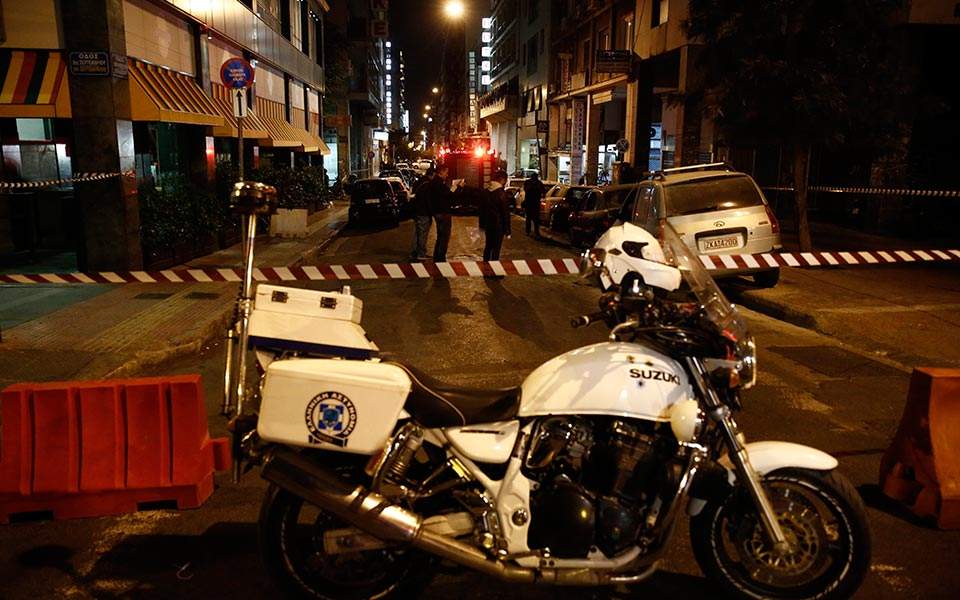 Εμπρησμοί, μολότοφ και πυροβολισμοί στην Αθήνα