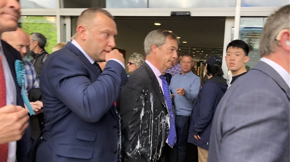 Βρετανία: Διαδηλωτής πέταξε µίλκσεϊκ στον Φάρατζ