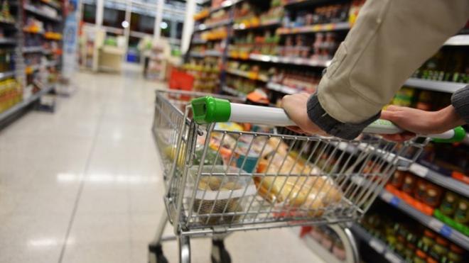 Πώς θα επηρεαστεί το καλάθι της νοικοκυράς από τη μείωση του ΦΠΑ στο 13%