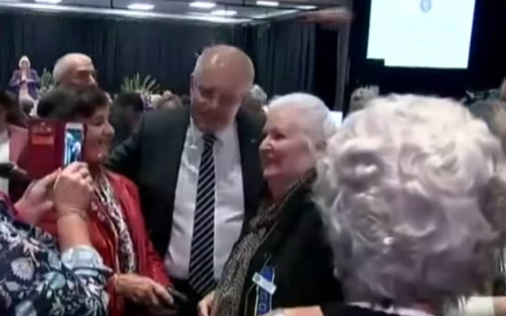 Γυναίκα πέταξε αυγό στο κεφάλι του Αυστραλού πρωθυπουργού - ΒΙΝΤΕΟ