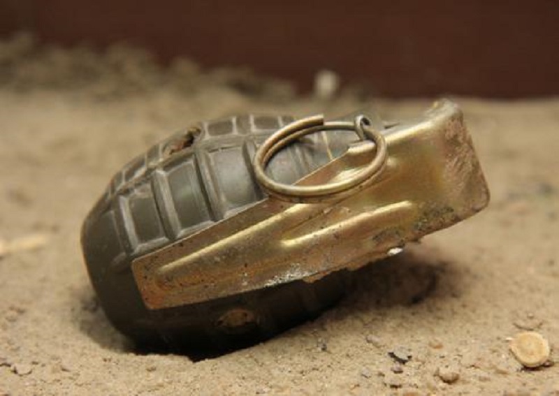 Αίγιο: Βρήκε χειροβομβίδα σε χωράφι