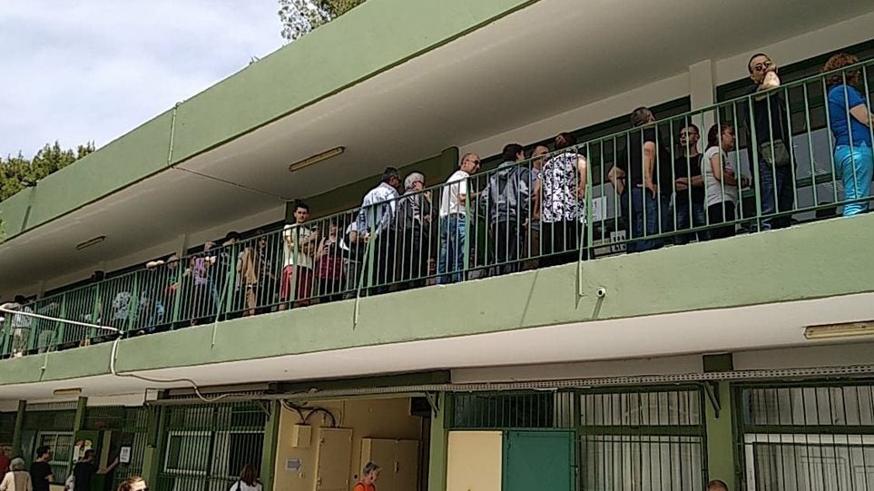 Πάτρα: Ουρές και πολύωρη αναμονή σε εκλογικά τμήματα