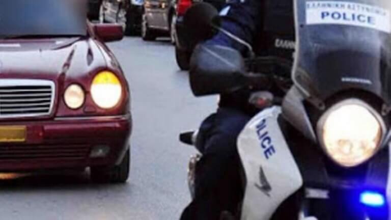 Πάτρα: Πέταγαν καρέκλες πάνω σε ταξί - Τρεις συλλήψεις