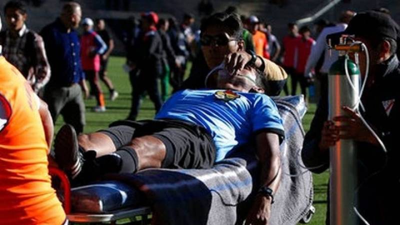 Διαιτητής "έσβησε" την ώρα του αγώνα (ΒΙΝΤΕΟ)