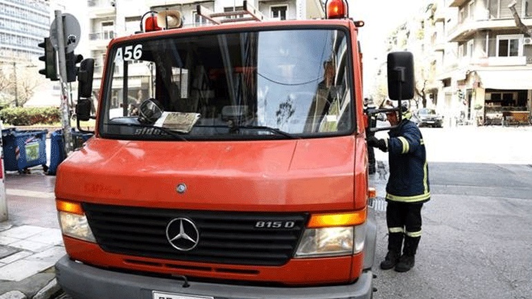 Πυρκαγιά σε διαμέρισμα στη Δάφνη - Απεγκλωβίστηκαν τρία άτομα ανάμεσά τους και ένα παιδί πέντε ετών