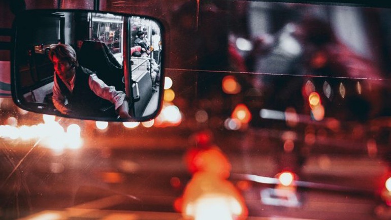 Δώδεκα νεκροί και 43 τραυματίες όταν επιβάτης πούλμαν άρπαξε το τιμόνι από τον οδηγό του