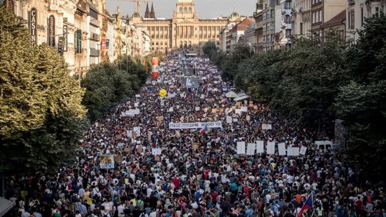 Τσεχία: Επιβλητική αντικυβερνητική διαδήλωση στην Πράγα