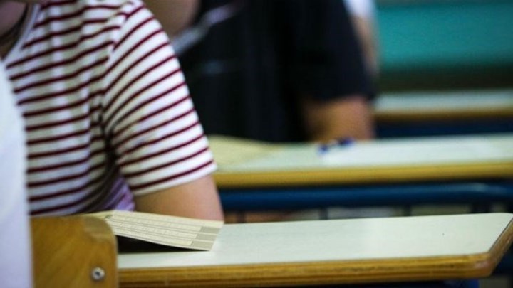 Το Υπουργείο Παιδείας τύπωσε σχολικό βιβλίο που καταργήθηκε