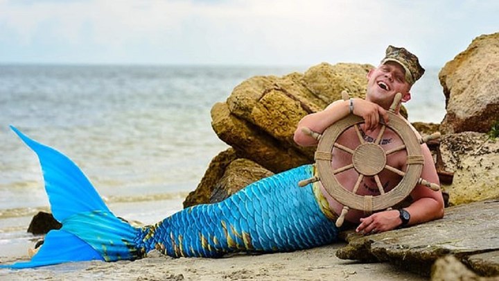 Viral ο πεζοναύτης που ντύθηκε... γοργόνα