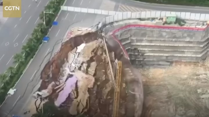 ΒΙΝΤΕΟ ΣΟΚ - Κατέρρευσε δρόμος μέσα σε δευτερόλεπτα