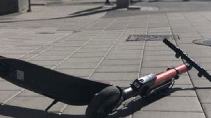 Μηχανή συγκρούστηκε με πατίνι - Δύο τραυματίες