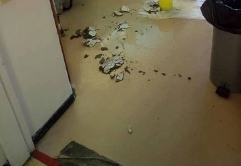 Κατέρρευσε ψευδοροφή στο Πανεπιστημιακό Νοσοκομείο της Πάτρας - Μάζευαν τα νερά σε κουβάδες