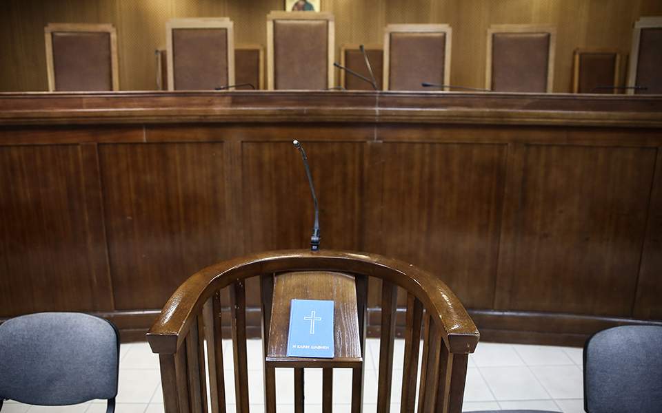 Κατέρρευσε κατηγορούμενος στη δίκη της Χρυσής Αυγής