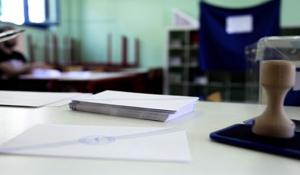 Εκλογές: Πότε ξεκίνησε το "δαγκωτό" και πώς "μαύριζαν" τους υποψηφίους