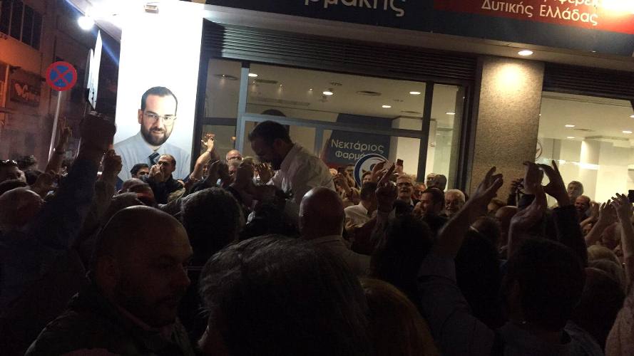 Πανηγυρισμοί στην Πάτρα για τη νίκη του Νεκτάριου Φαρμάκη - Σήκωσαν στα χέρια τον νέο Περιφερειάχη δυτικής Ελλάδας - Υποδοχή με βεγγαλικά - Δείτε τα ποσοστά - ΦΩΤΟ