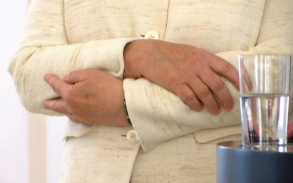 Η Μέρκελ εθεάθη να τρέμει ξανά σήμερα - ΒΙΝΤΕΟ