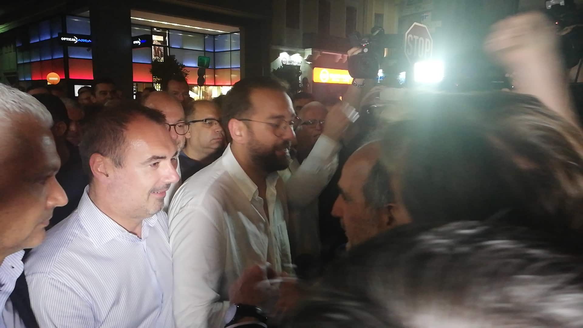 Θερμή αγκαλιά του Απόστολου Κατσιφάρα στον Νεκτάριο Φαρμάκη - ΦΩΤΟ - ΒΙΝΤΕΟ