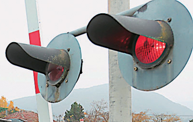 Πάτρα: "Θύμα" των ισχυρών ανέμων οι μπάρες του τρένου στην Όθωνος Αμαλίας