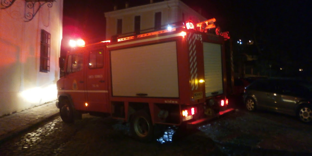 Πάτρα: Επιχείρηση της Πυροσβεστικής για παγιδευμένο γατάκι - ΦΩΤΟ