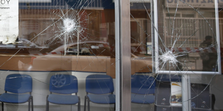 Επίθεση με βαριοπούλες σε τράπεζα στη Συγγρού -4 προσαγωγές